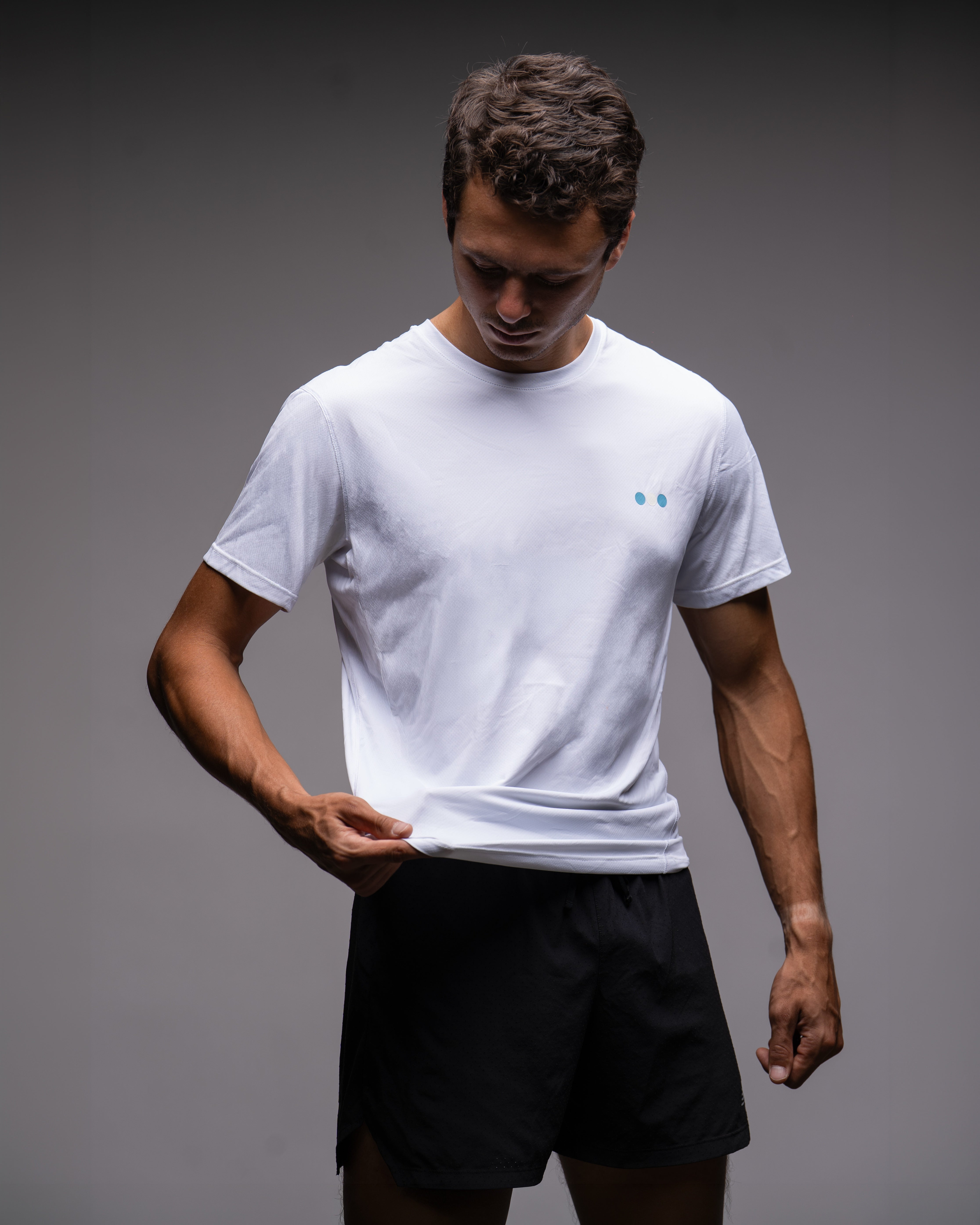 Playera Ventura Hombre Blanco en uso