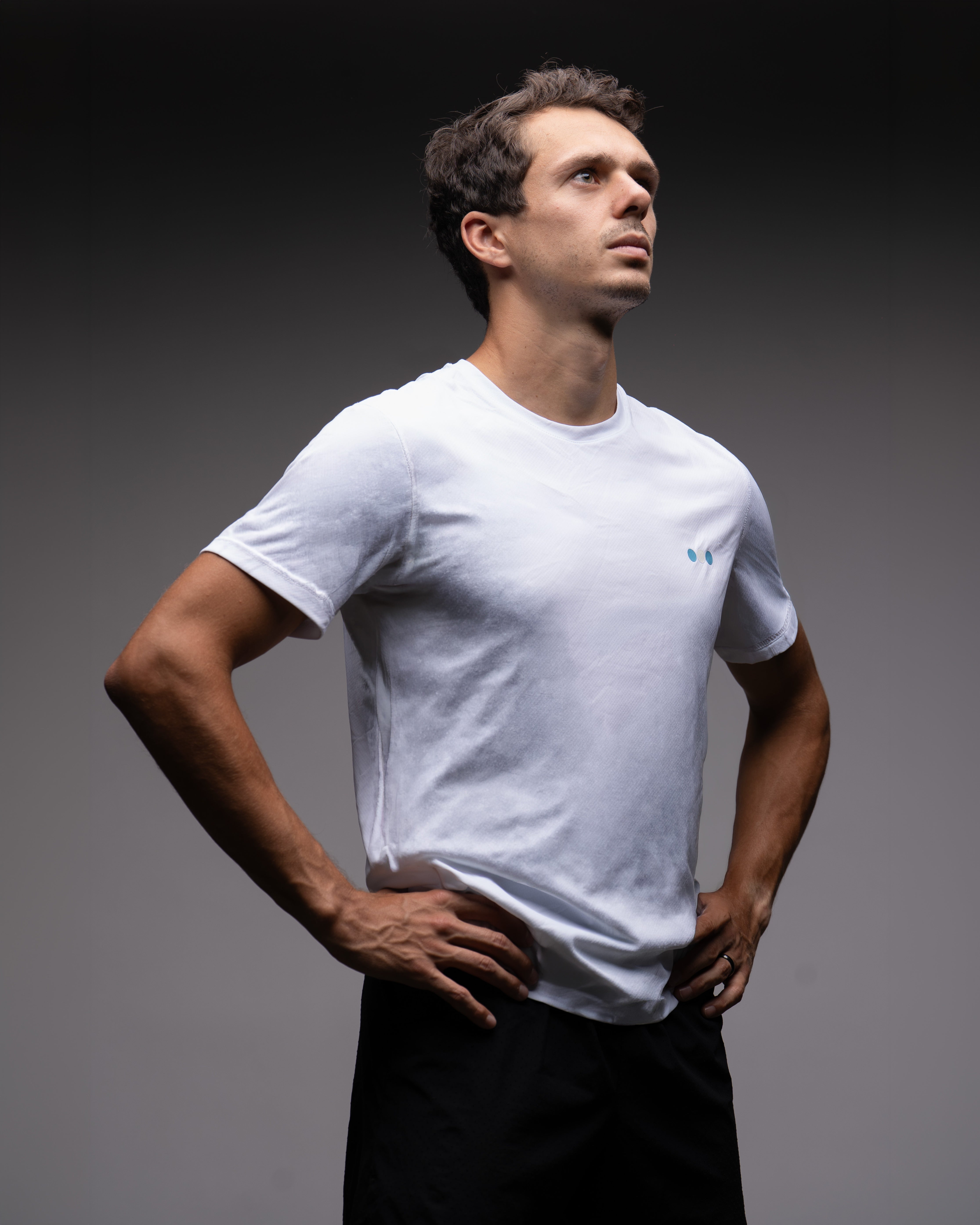 Playera Ventura Hombre Blanco en uso