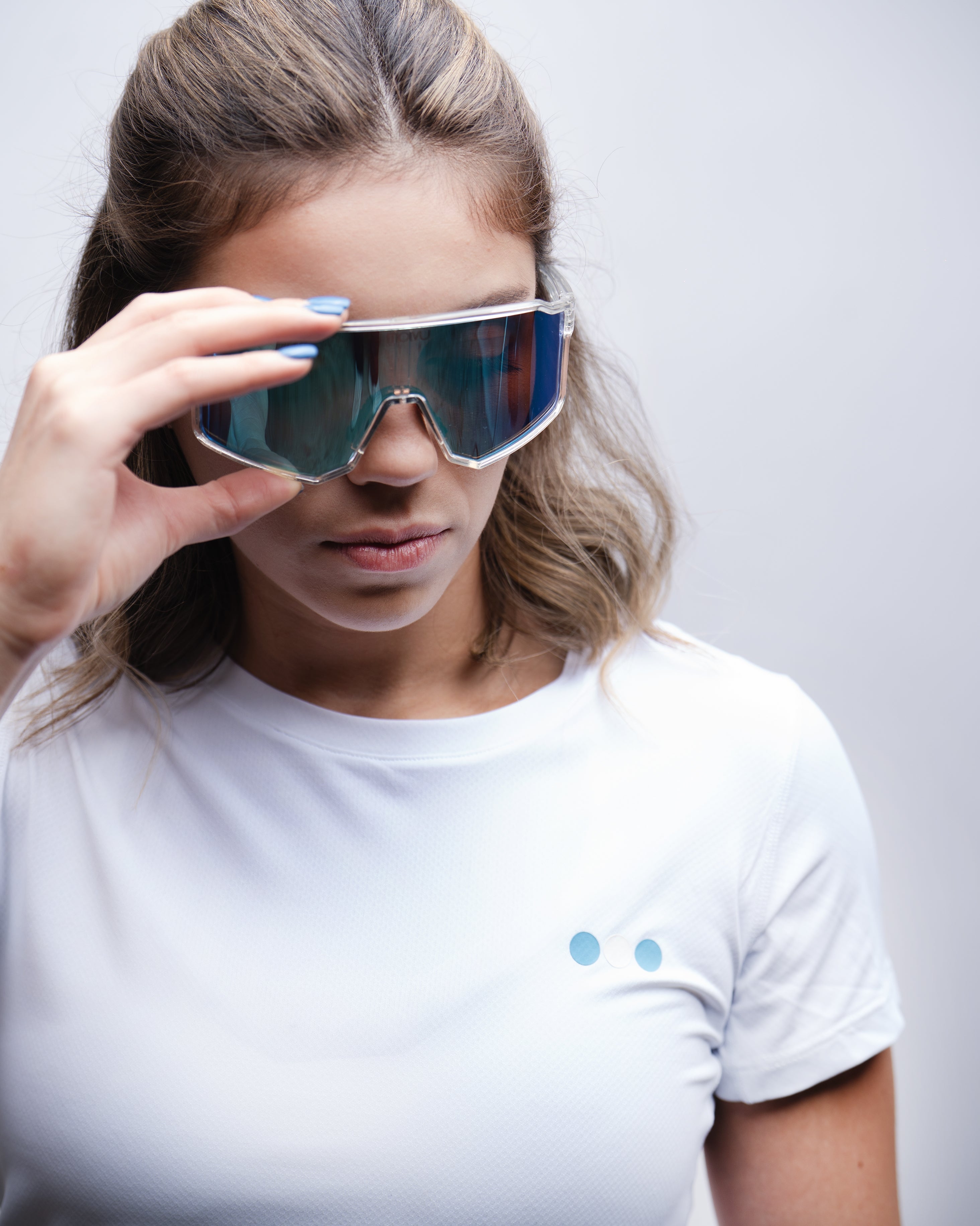 Playera Ventura Mujer Blanco en uso