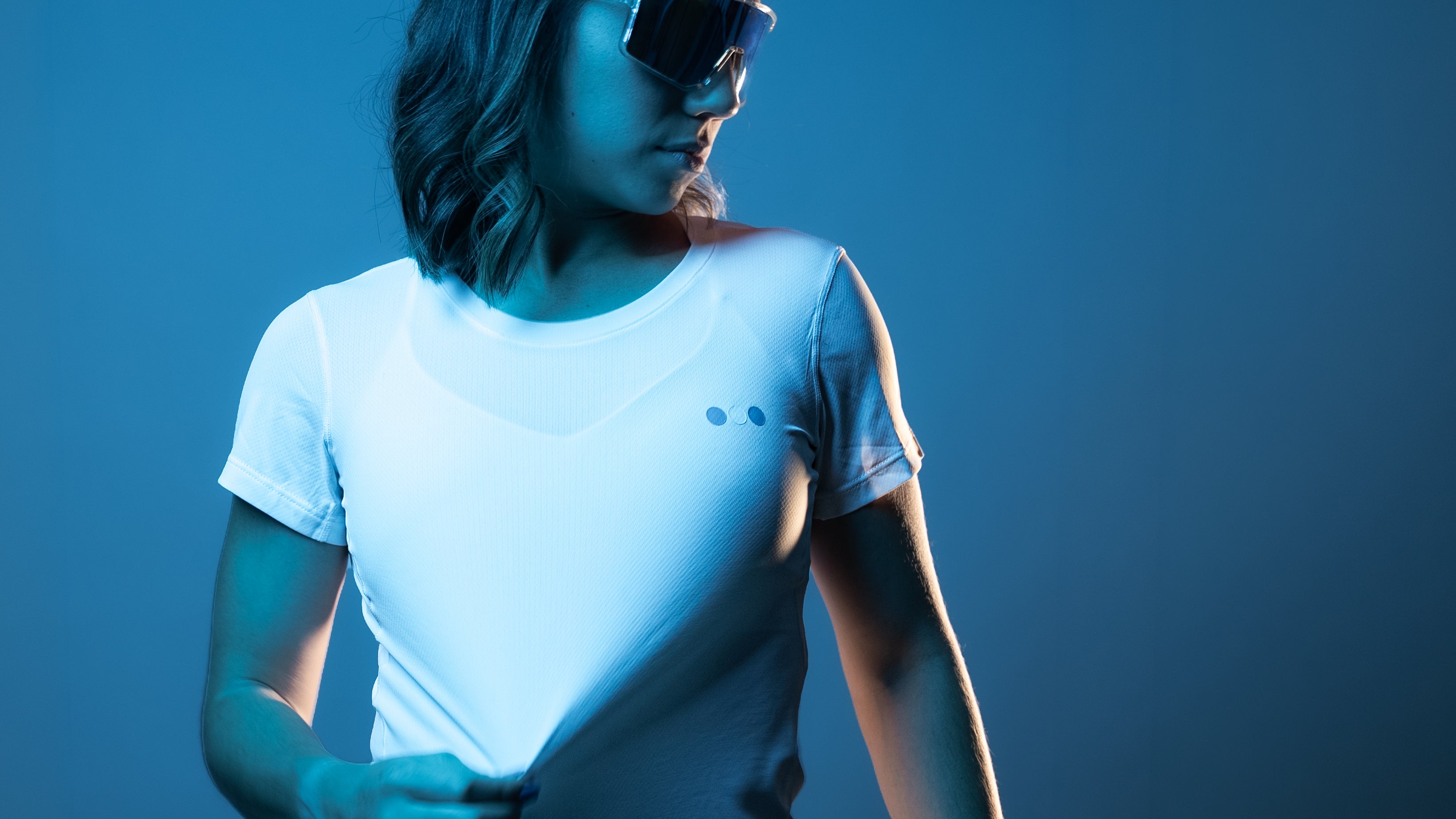 Playera Ventura Mujer Blanco en uso