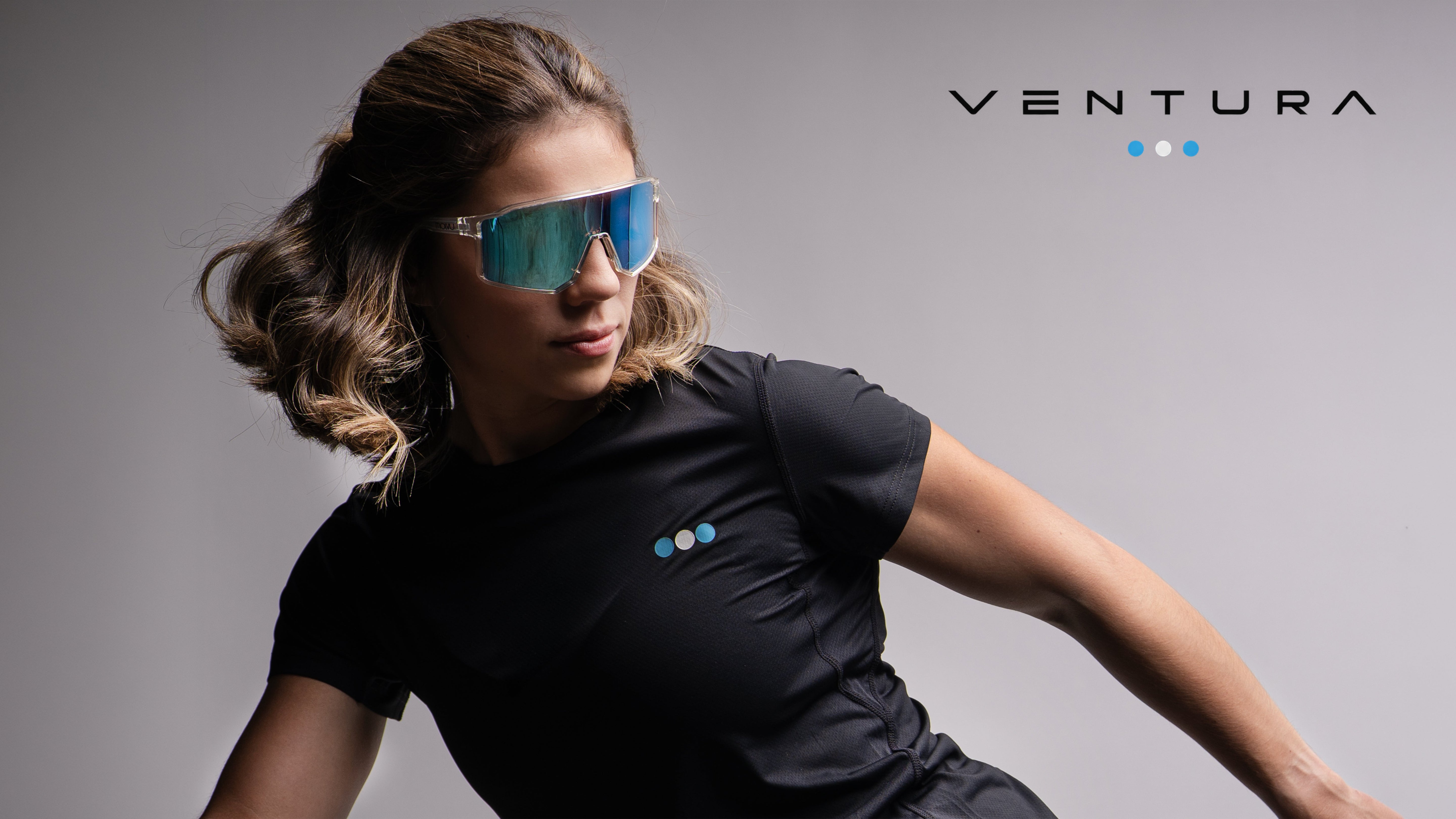 Playera Ventura Mujer Negro en uso