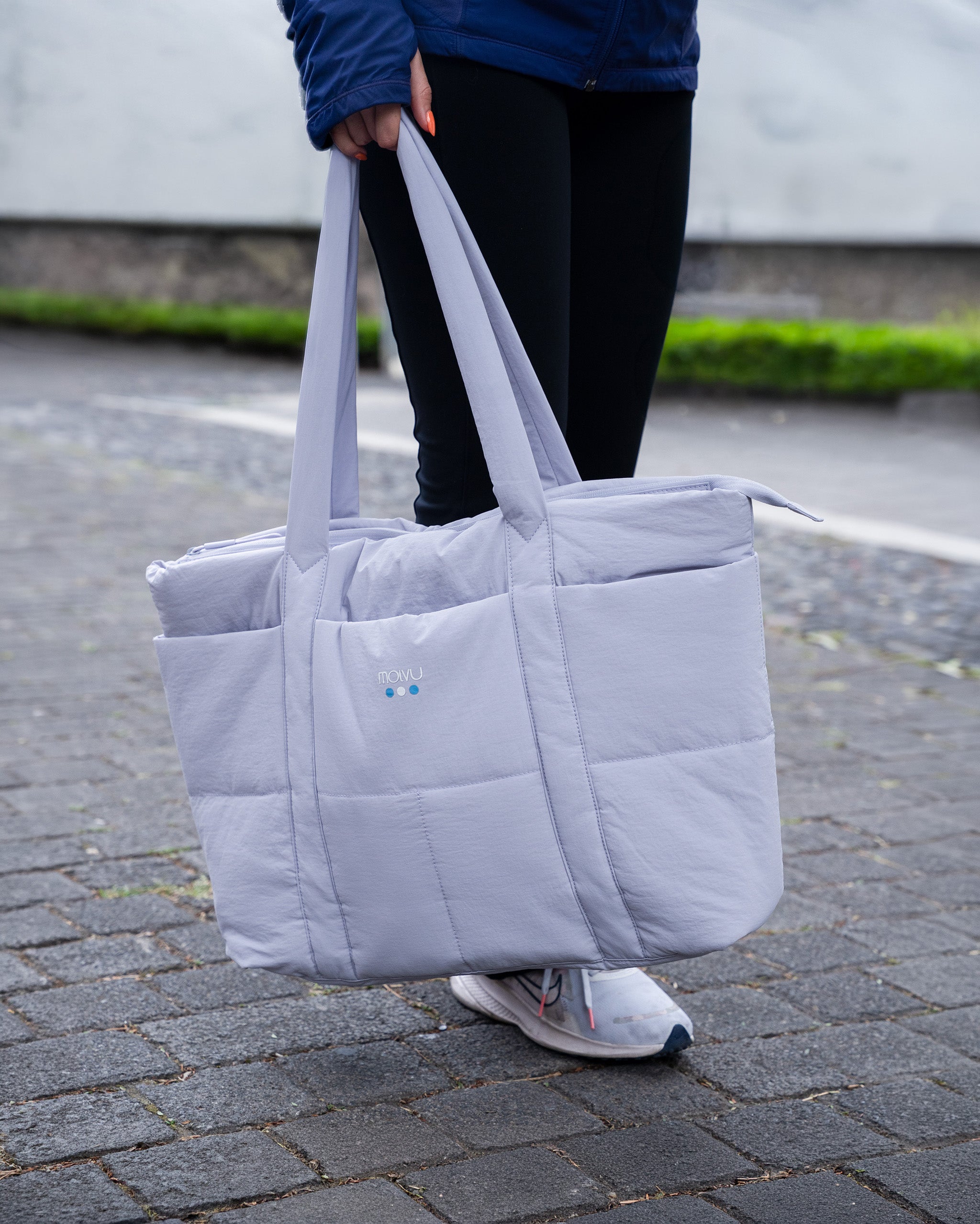 Tote Puff Lavanda en uso