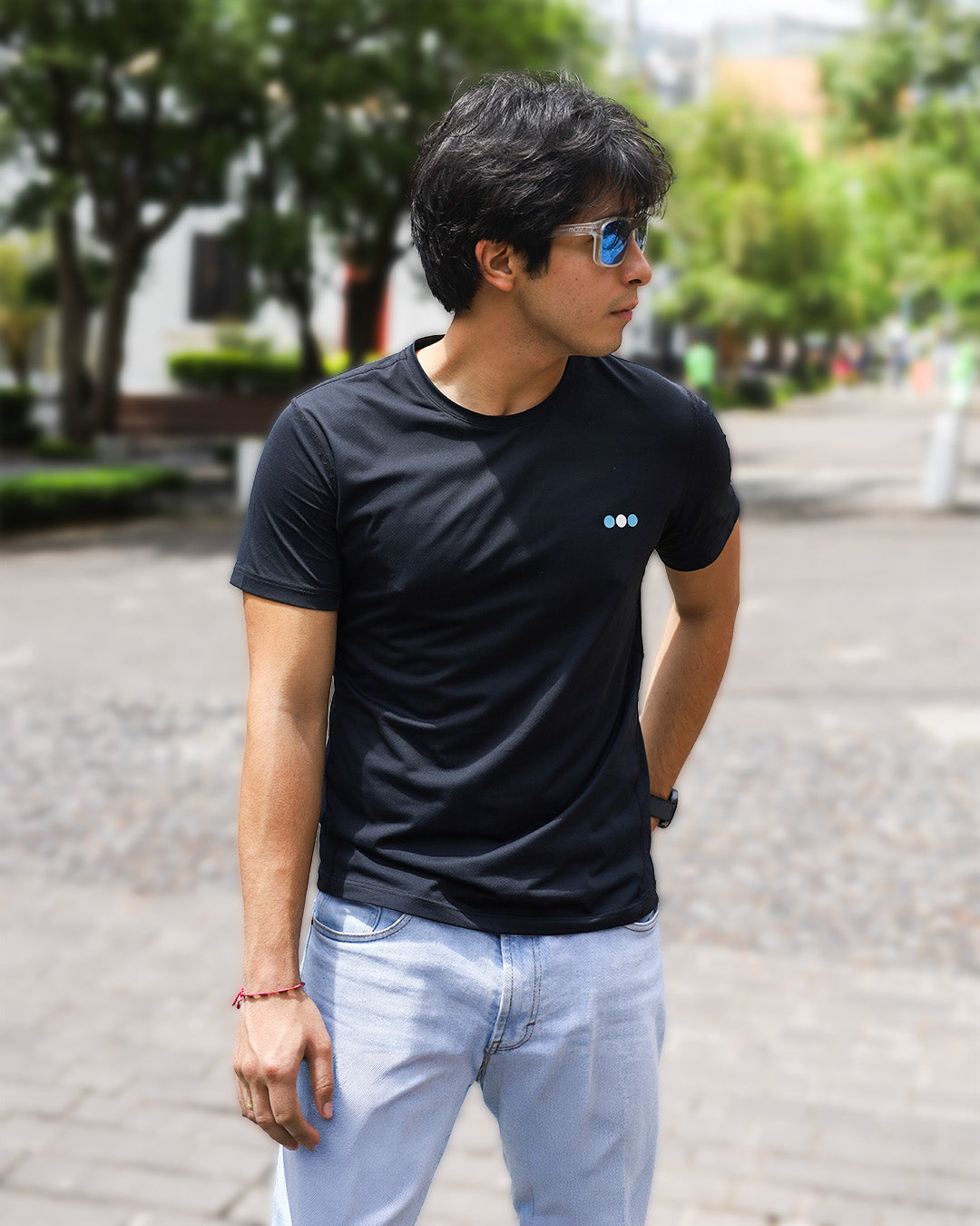 Playera Ventura Hombre Negro en uso