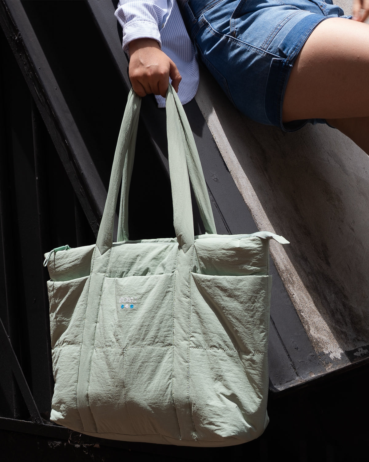 Tote Puff Verde Menta en uso