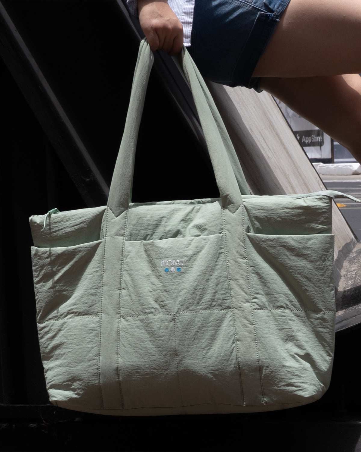 Tote Puff Verde Menta en uso