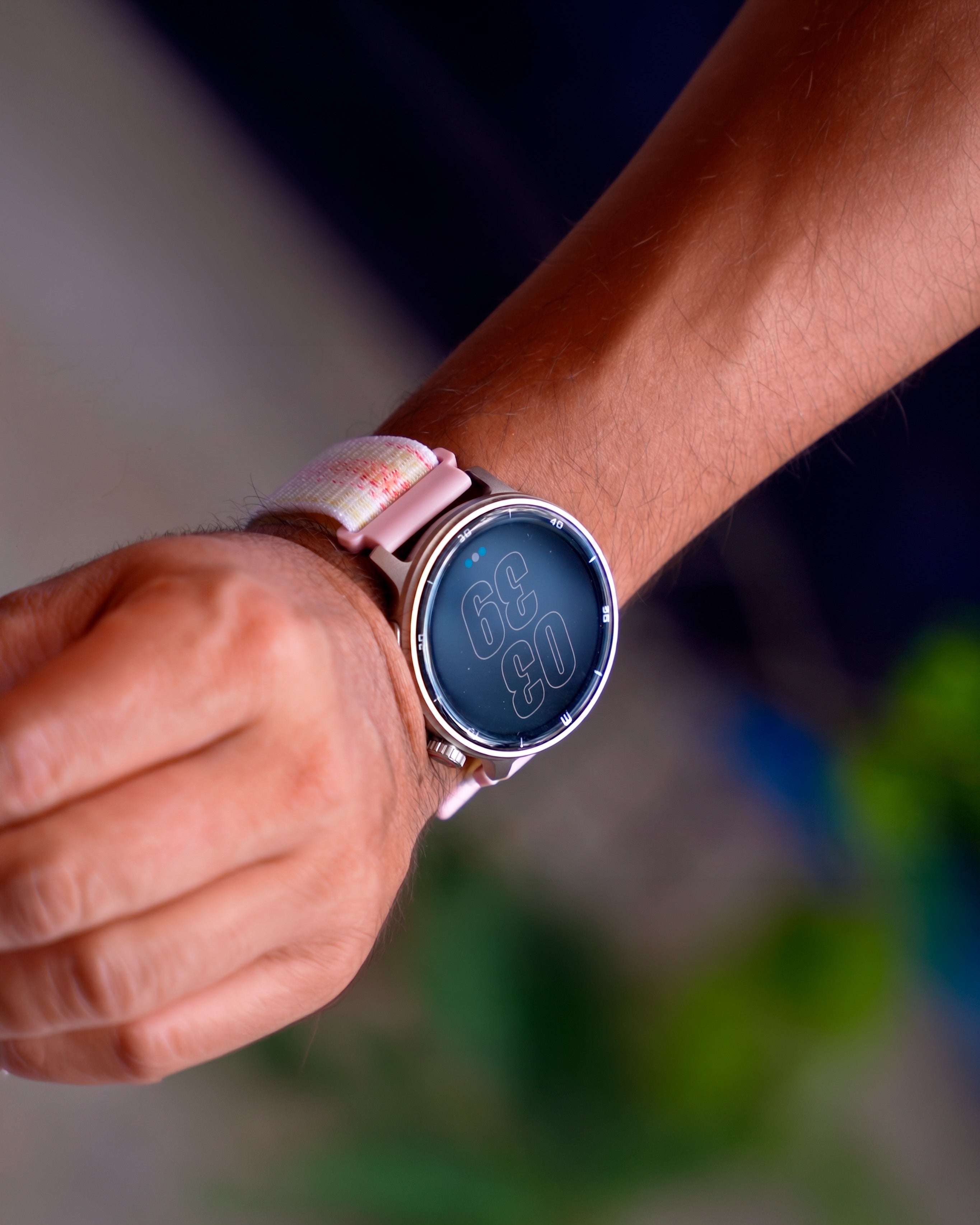 RELOJ T8 GRIS + PULSERA VELCRO ROSA TONOS CLAROS BLANCOS