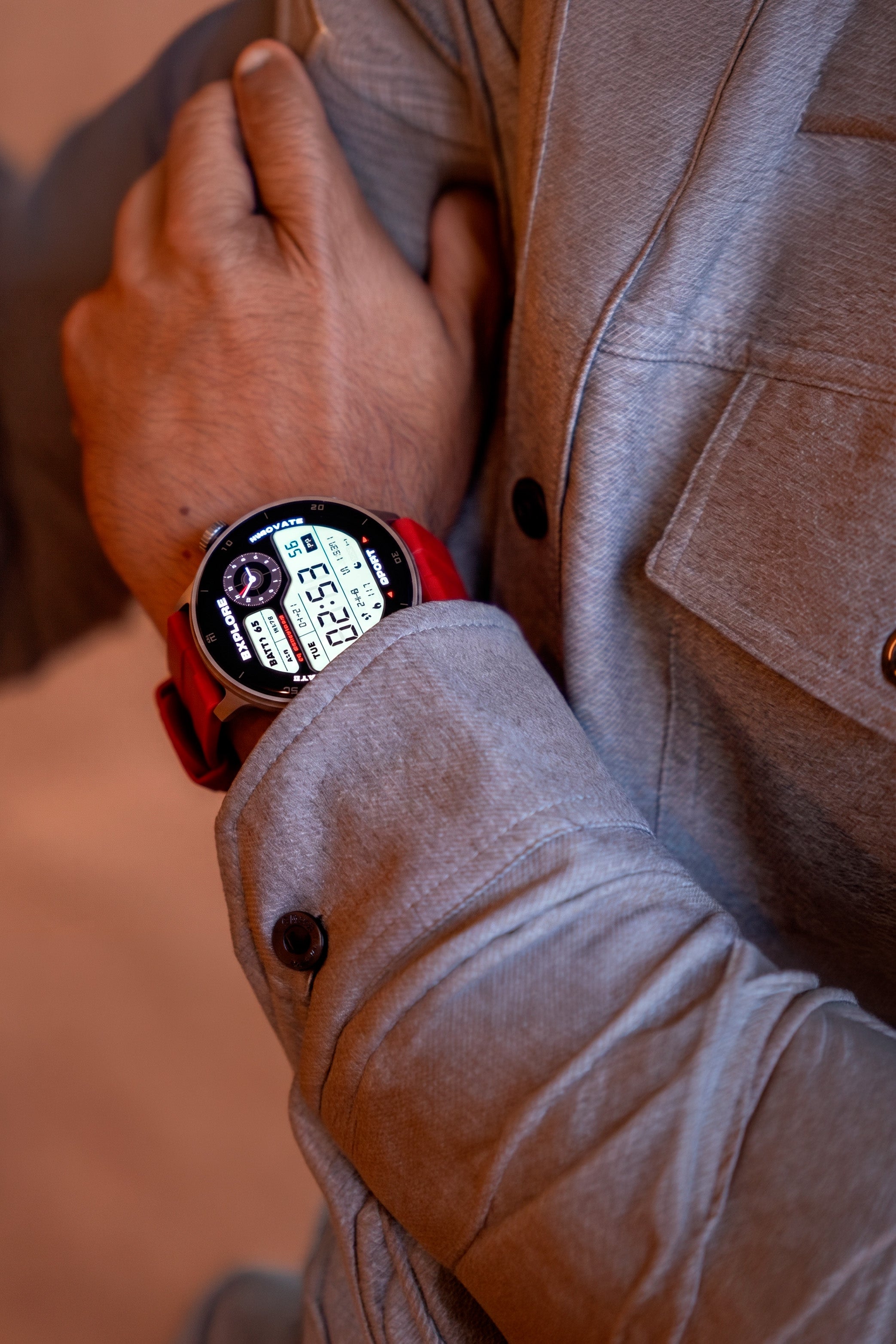RELOJ T8 GRIS + PULSERA SILICÓN ROJO LADRILLO