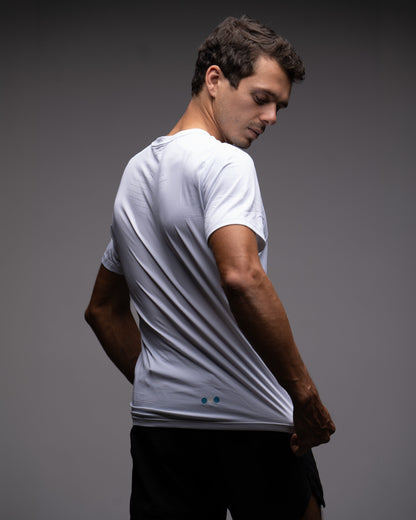 Playera Ventura Hombre Blanco en uso