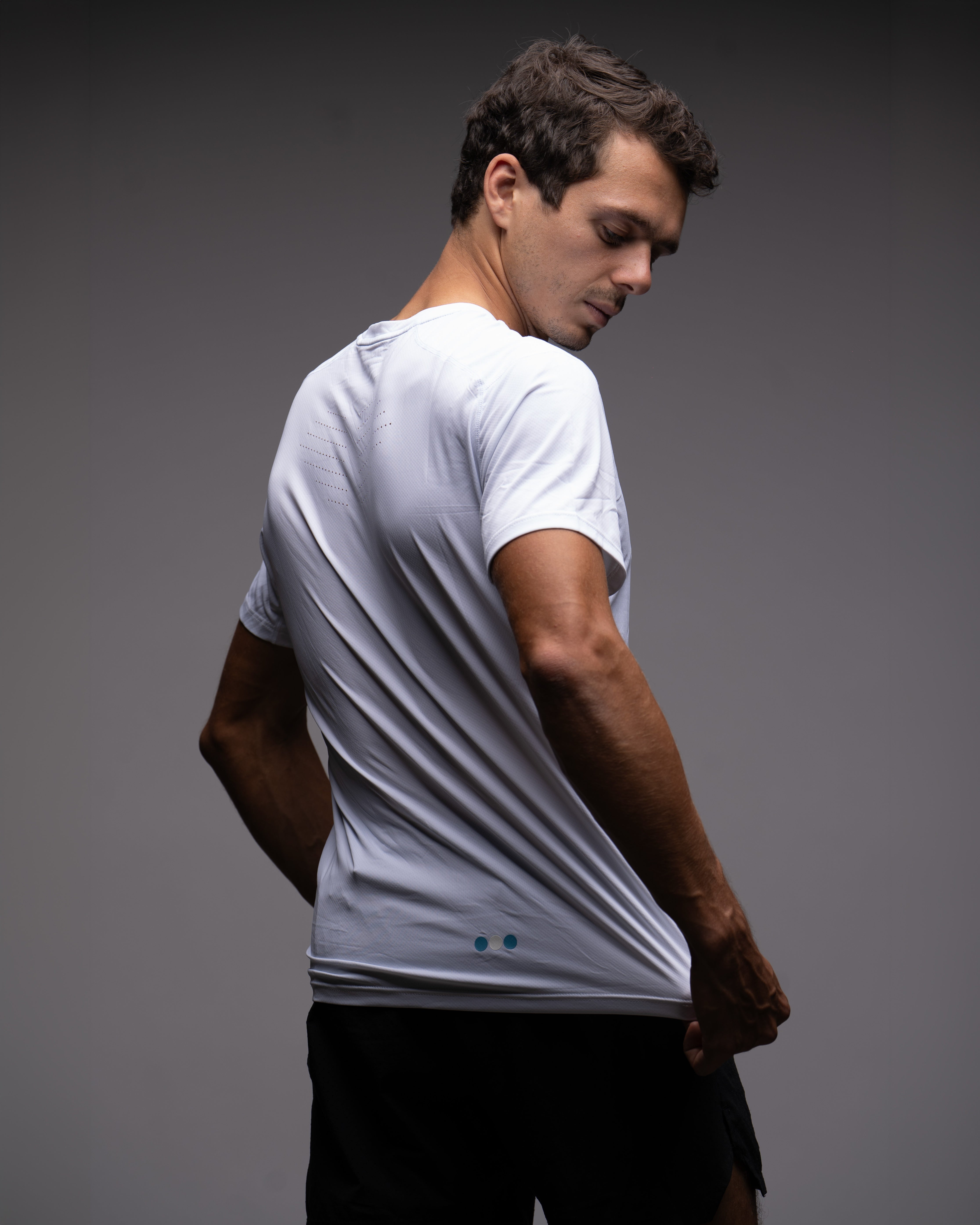 Playera Ventura Hombre Blanco en uso