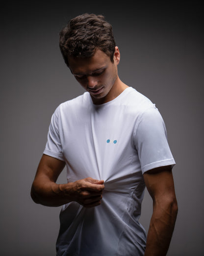 Playera Ventura Hombre Blanco en uso