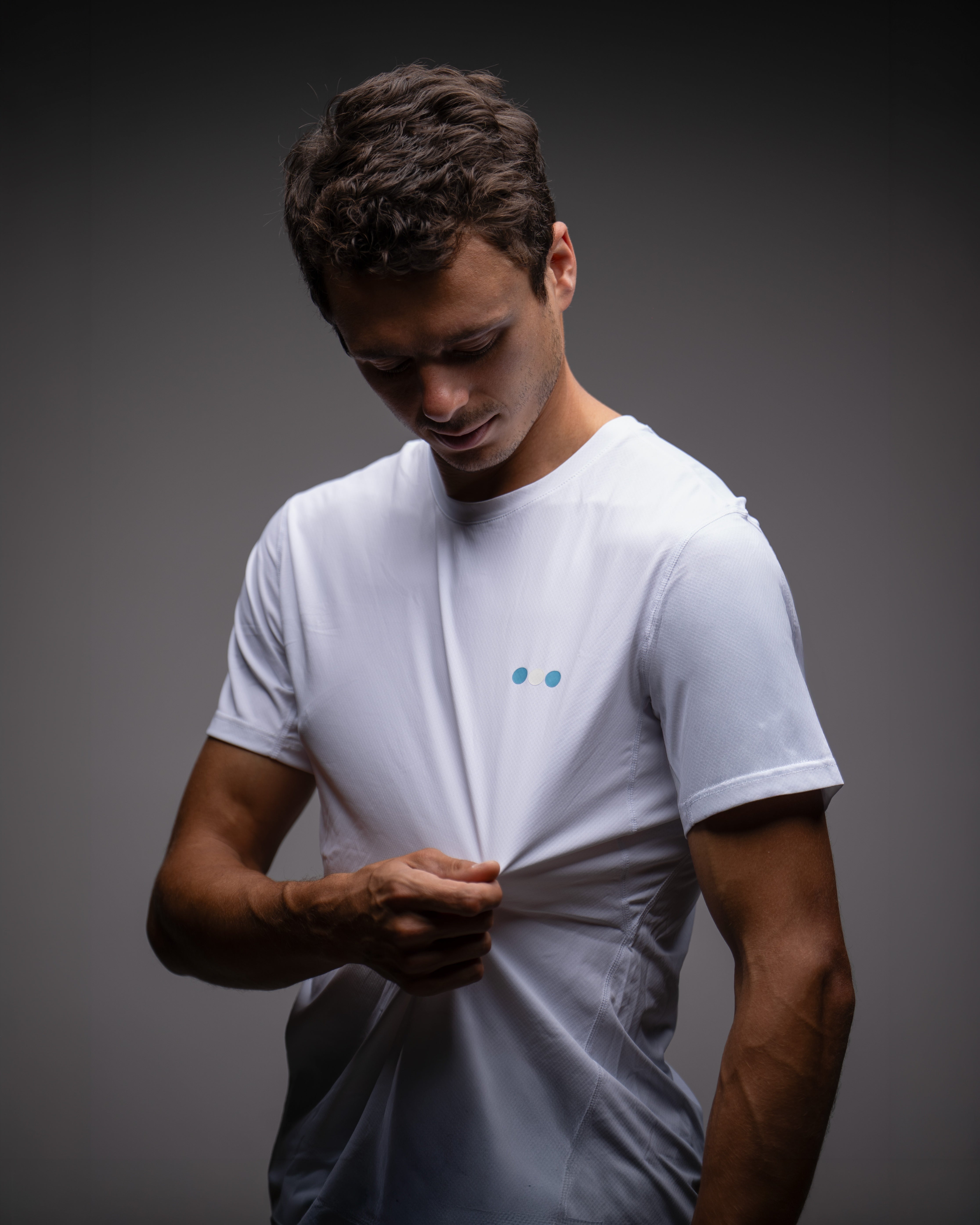 Playera Ventura Hombre Blanco en uso