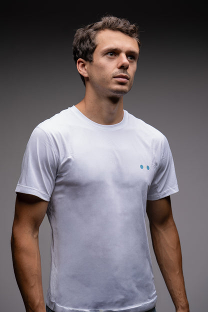 Playera Ventura Hombre Blanco en uso