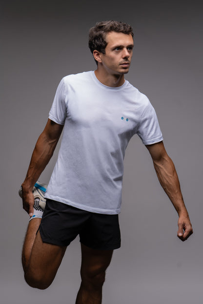 Playera Ventura Hombre Blanco en uso