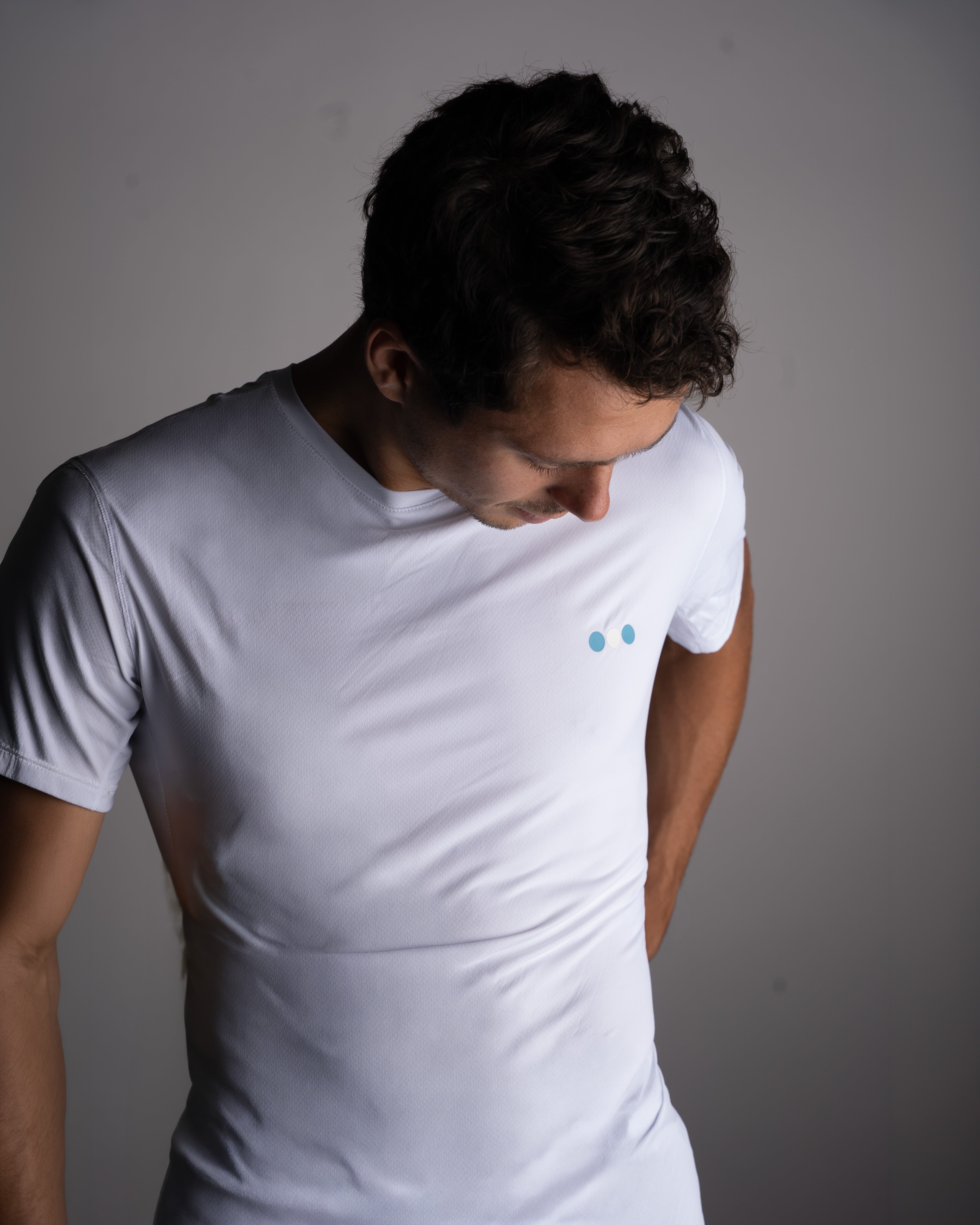 Playera Ventura Hombre Blanco en uso