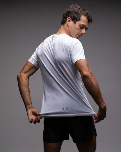 Playera Ventura Hombre Blanco en uso