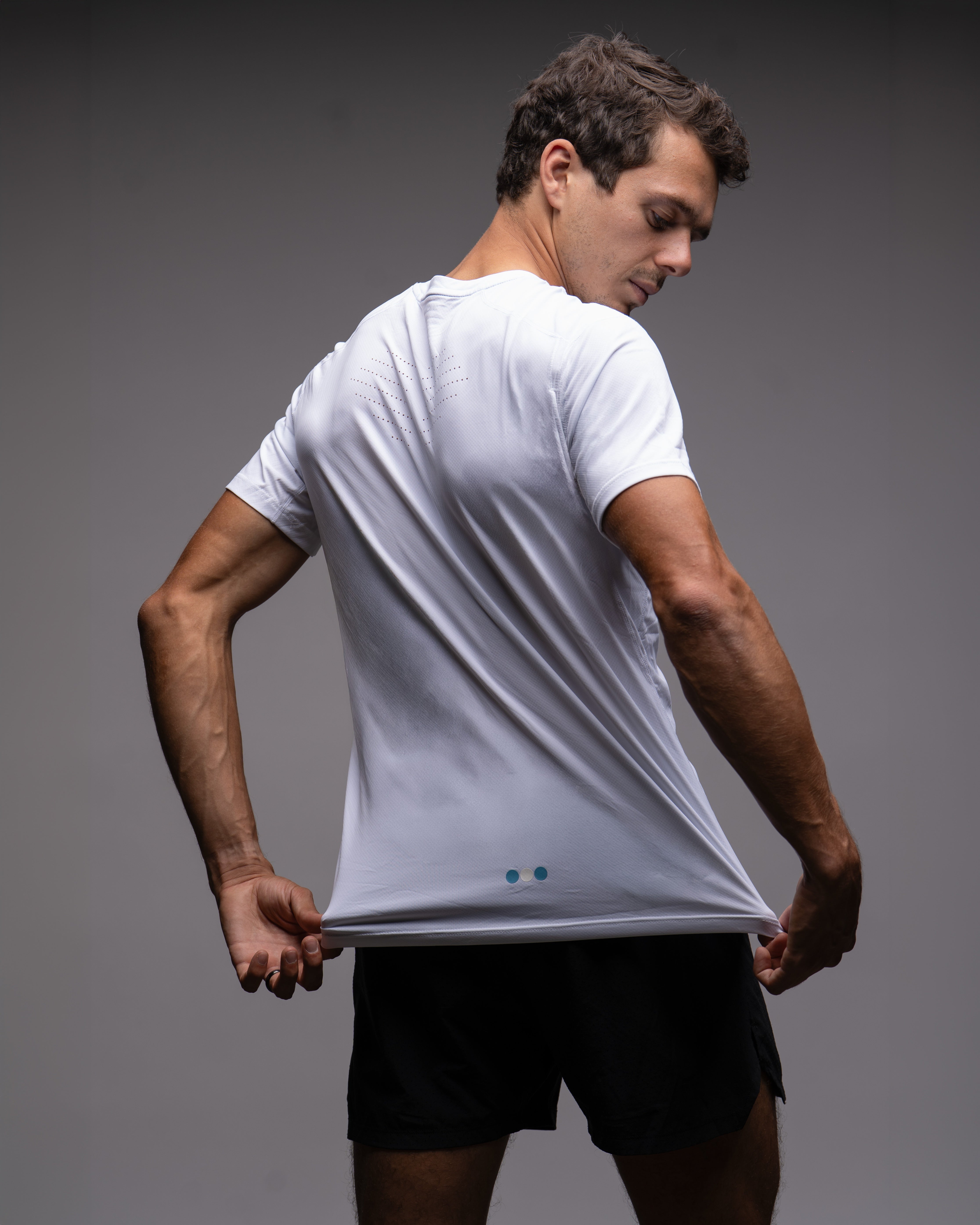 Playera Ventura Hombre Blanco en uso