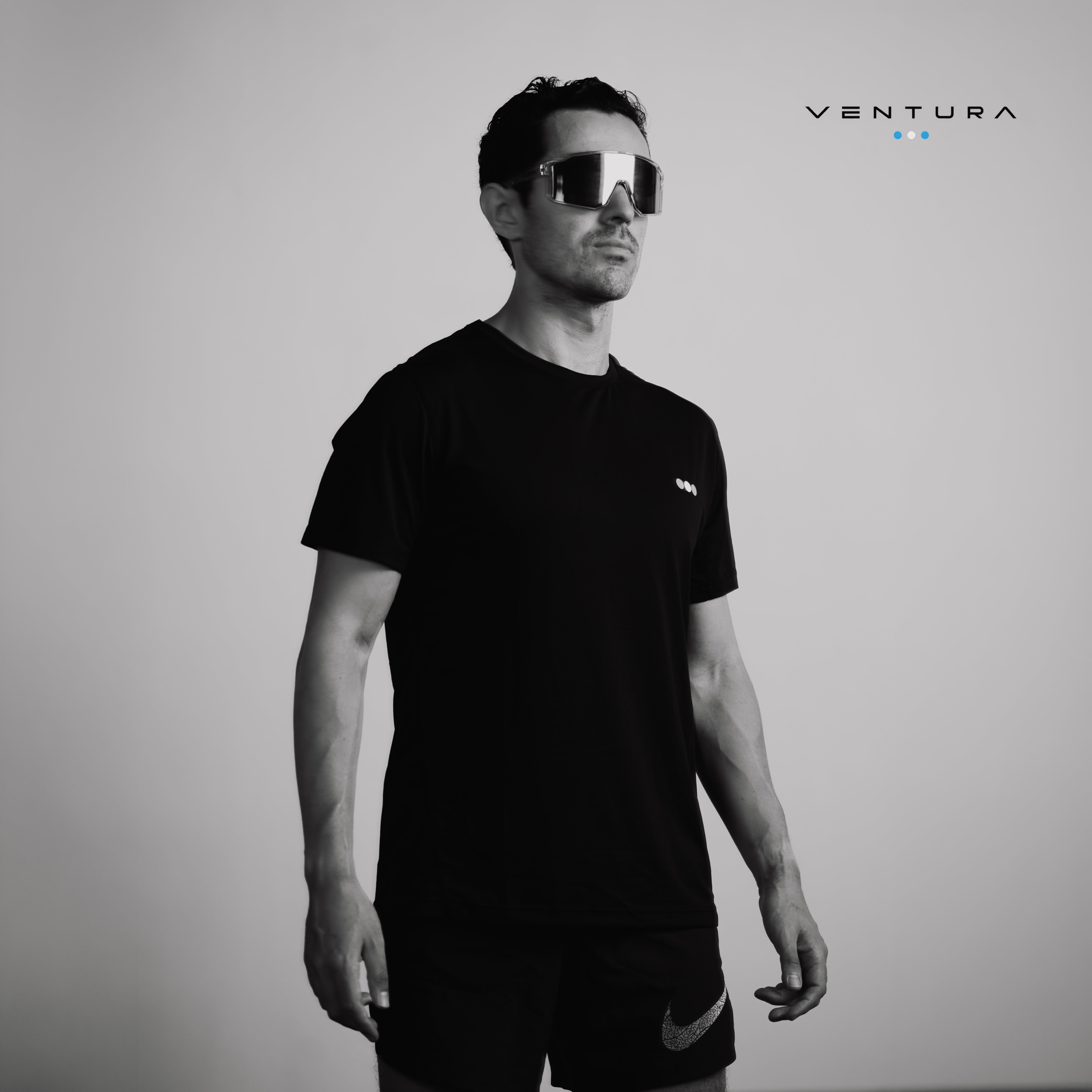 Playera Ventura Hombre Negro en uso