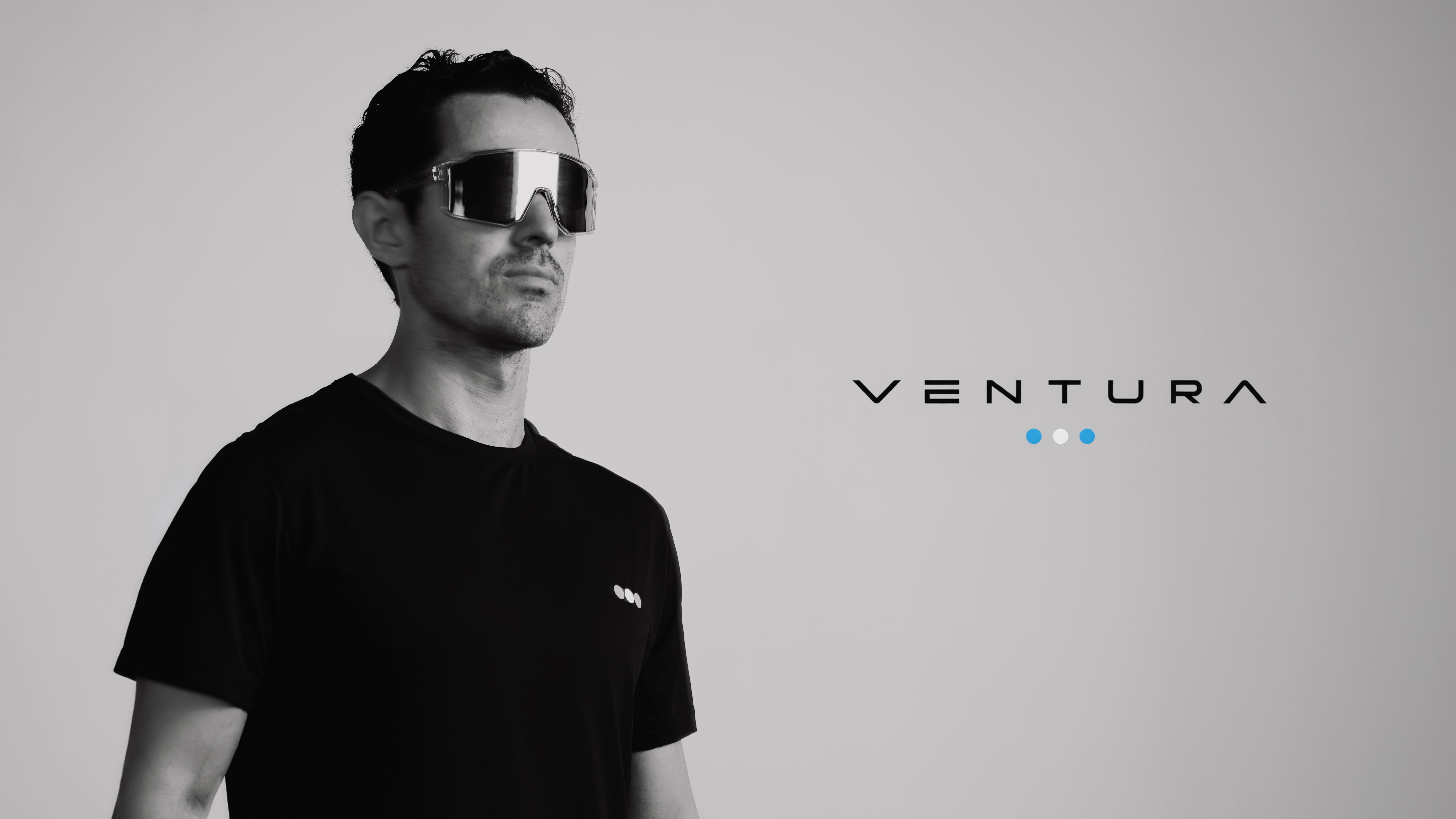 Playera Ventura Hombre Negro en uso