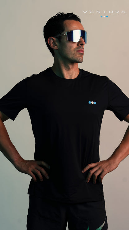 Playera Ventura Hombre Negro en uso