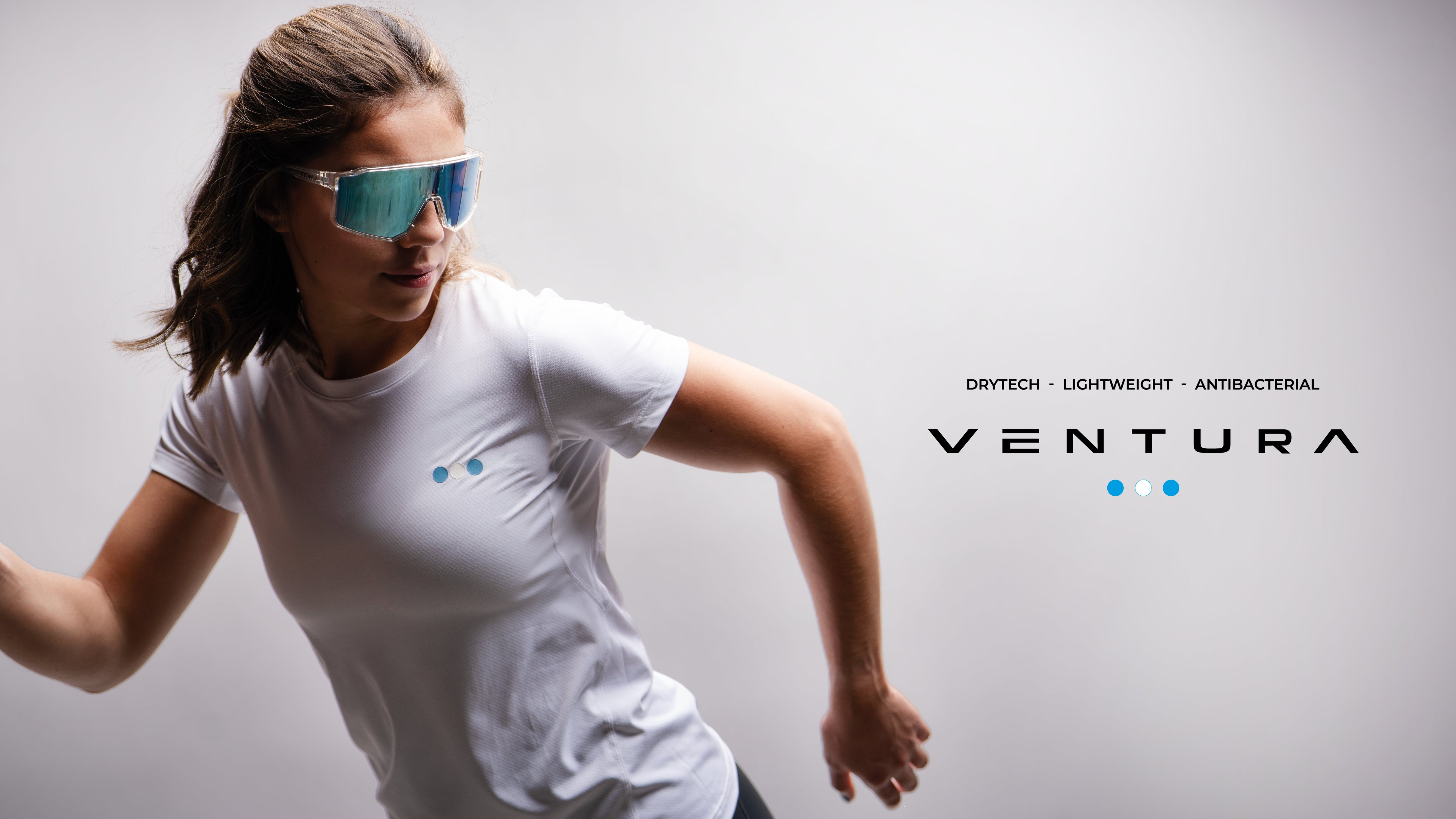 Playera Ventura Mujer Blanco en uso