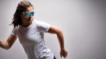 Playera Ventura Mujer Blanco en uso
