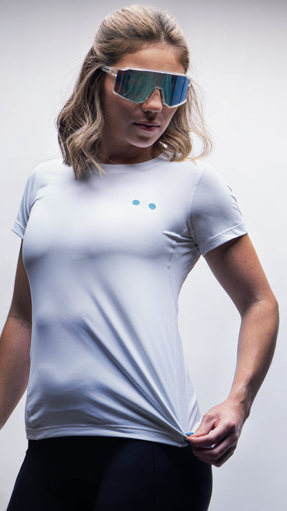 Playera Ventura Mujer Blanco en uso