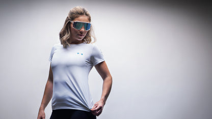 Playera Ventura Mujer Blanco en uso