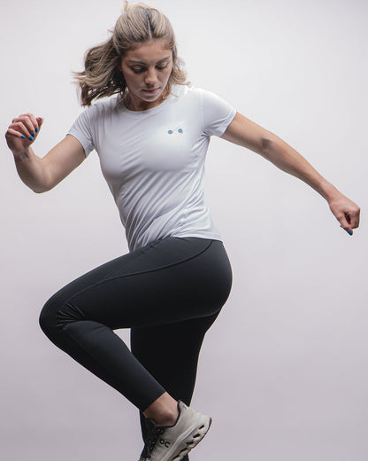 Playera Ventura Mujer Blanco en uso