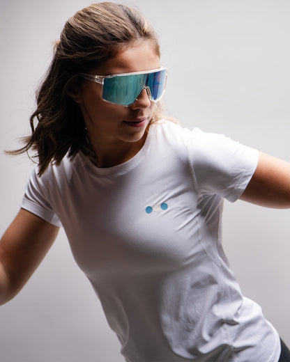 Playera Ventura Mujer Blanco en uso
