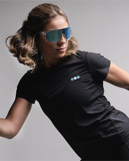 Playera Ventura Mujer Negro en uso