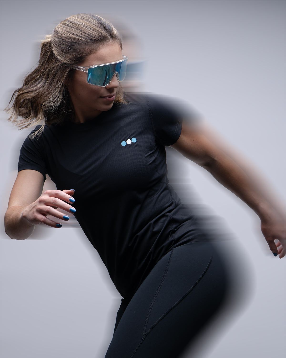 Playera Ventura Mujer Negro en uso