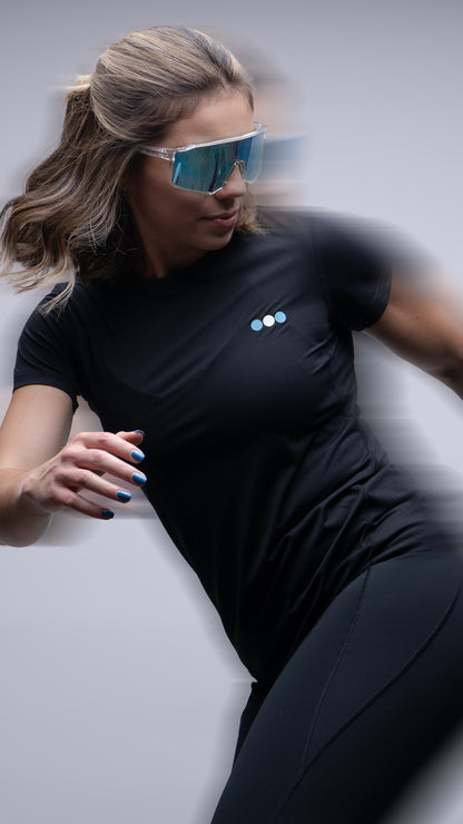 Playera Ventura Mujer Negro en uso