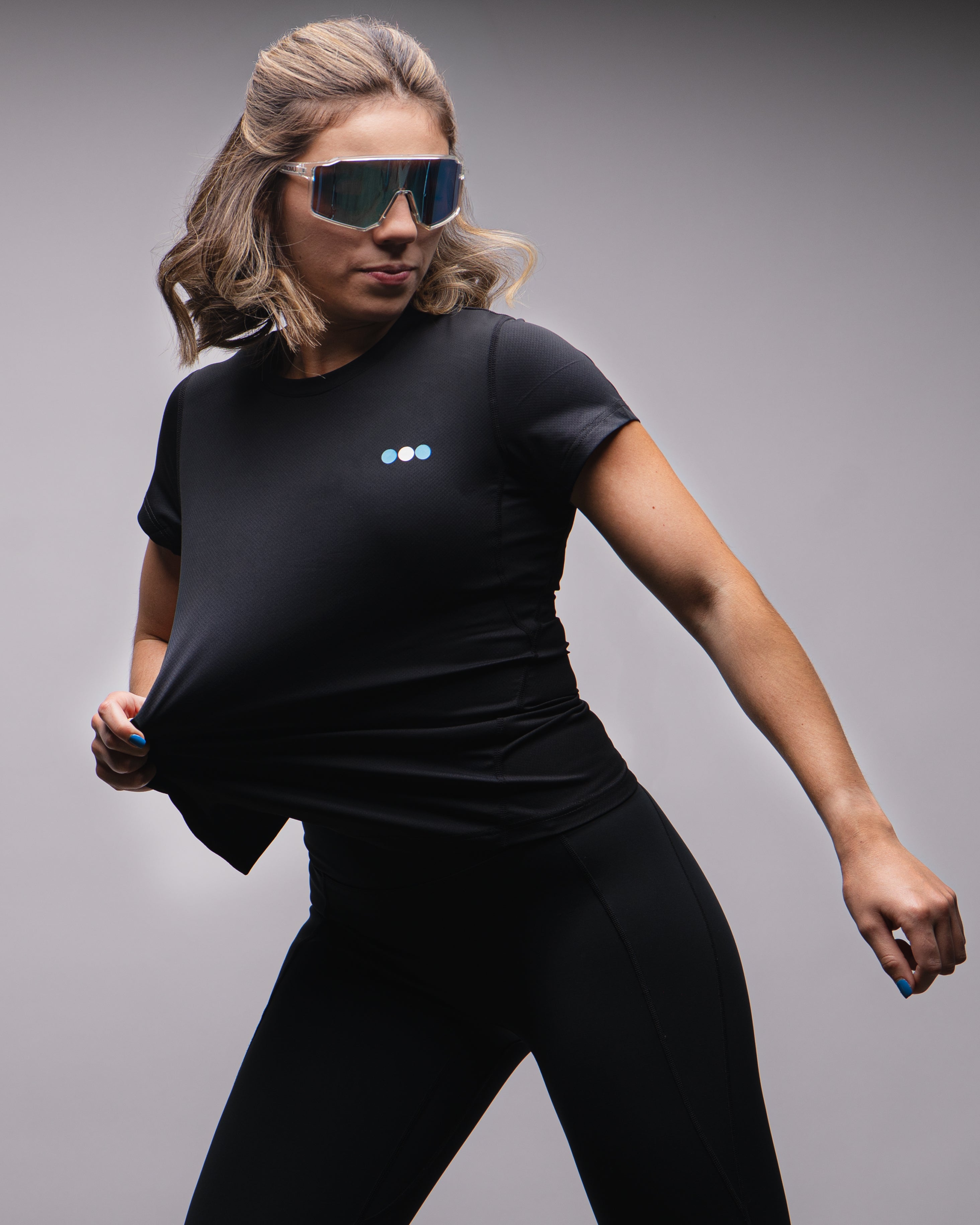 Playera Ventura Mujer Negro en uso