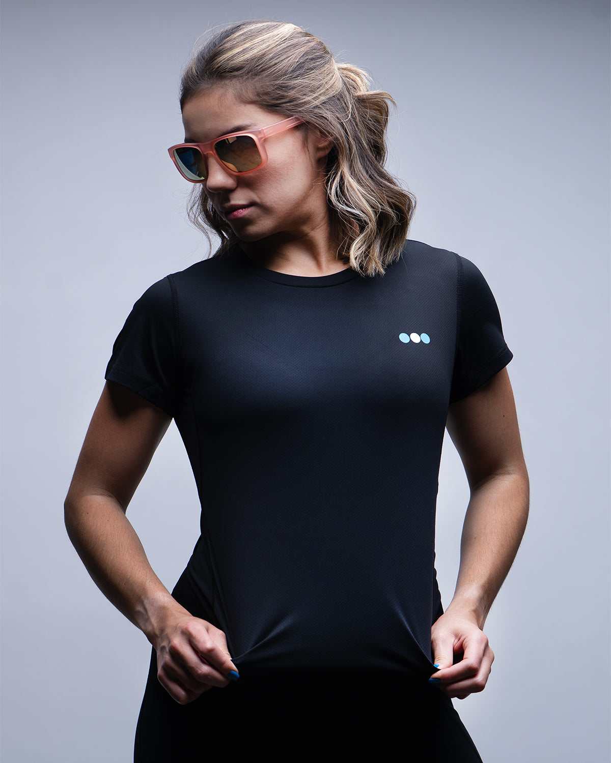 Playera Ventura Mujer Negro en uso