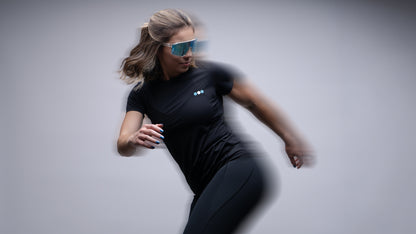 Playera Ventura Mujer Negro en uso