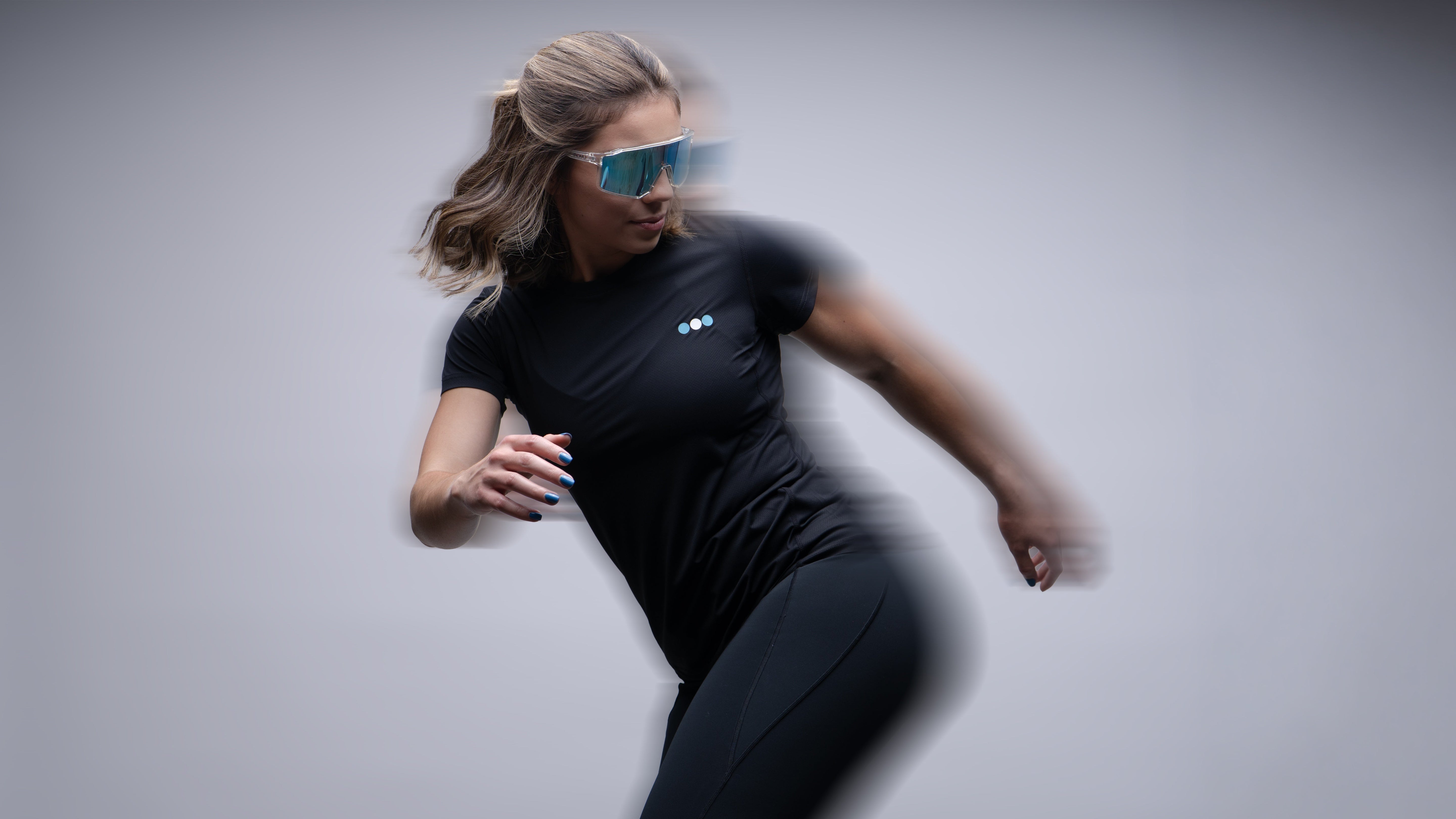 Playera Ventura Mujer Negro en uso