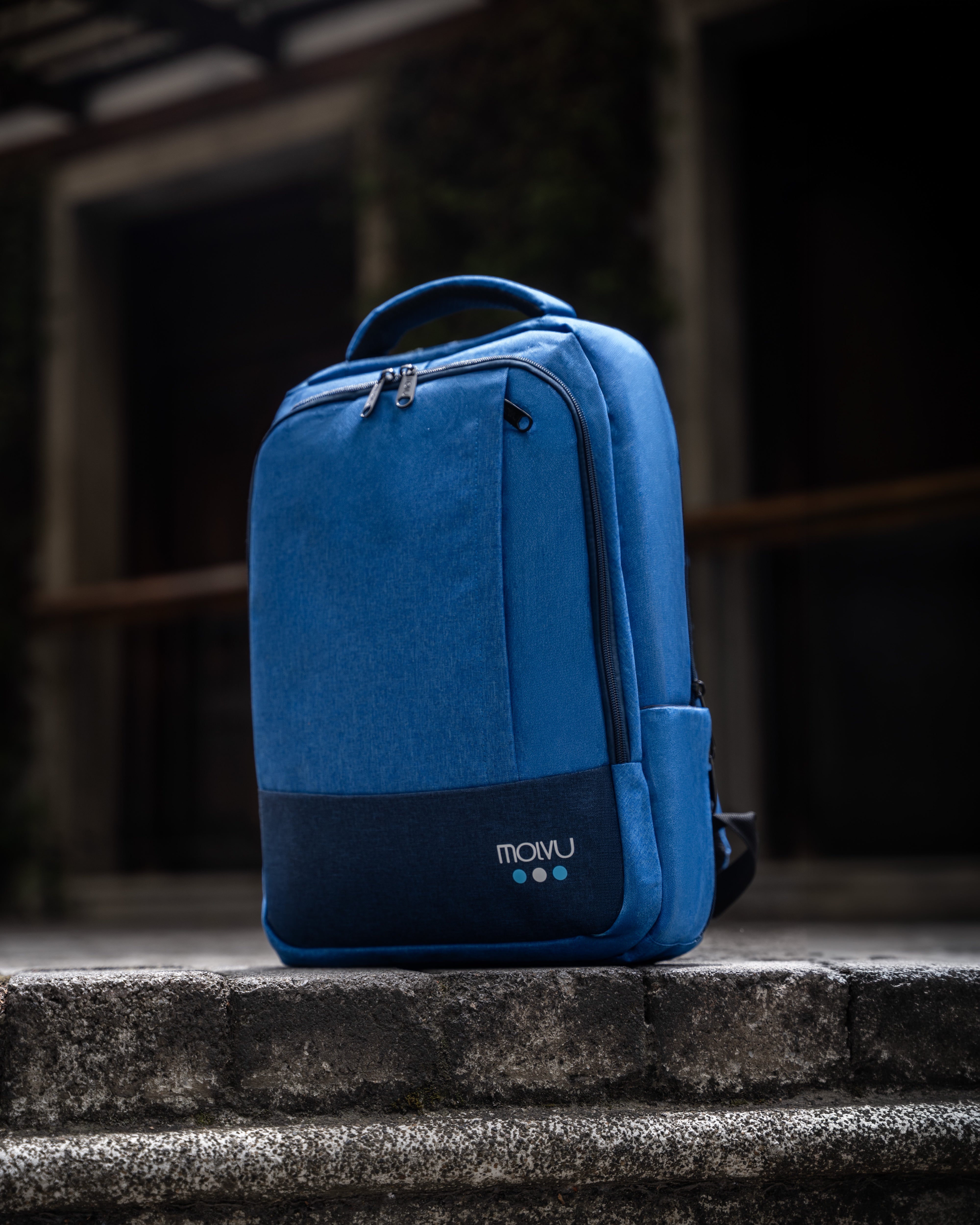 Mochila U2 Azul Celeste en uso