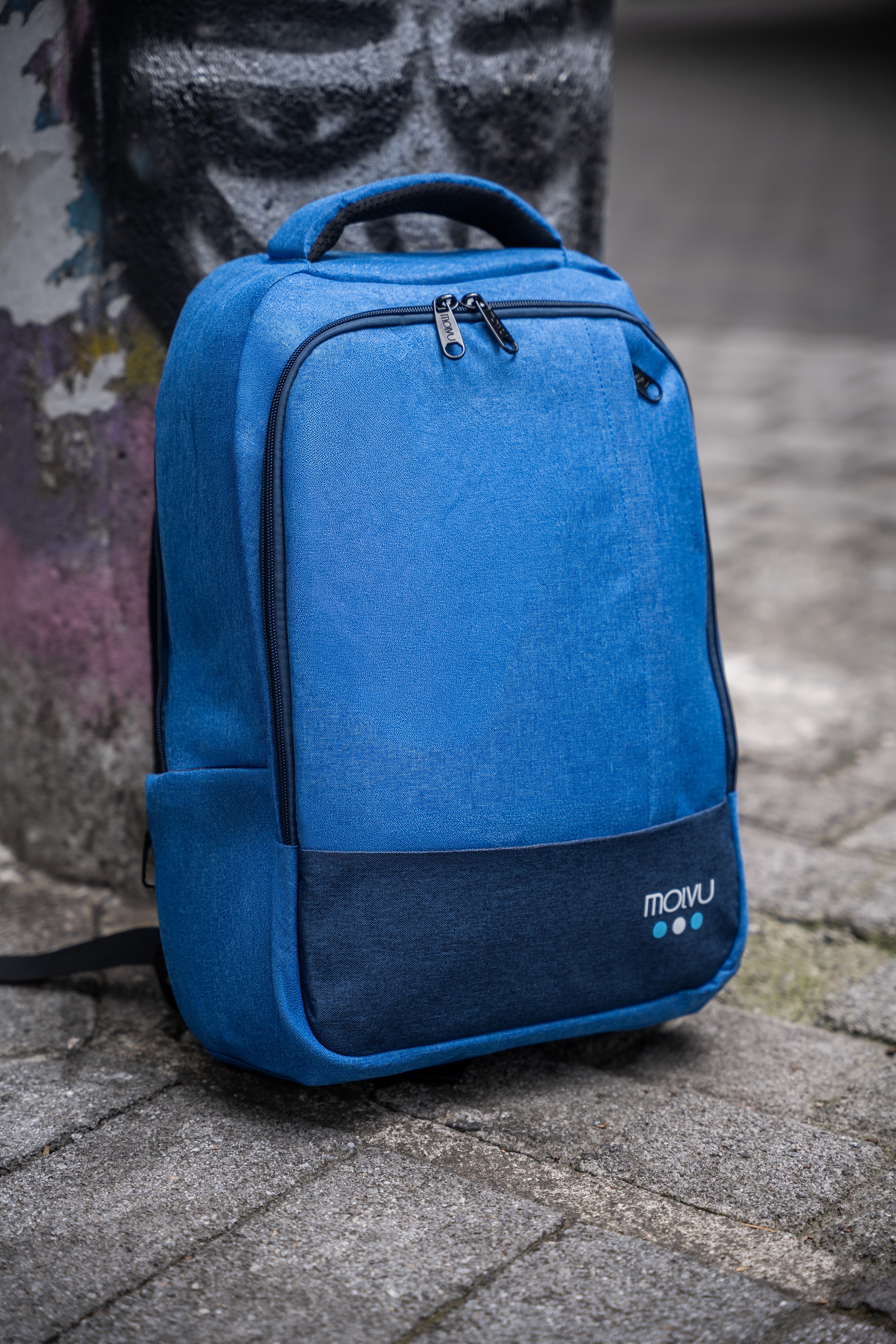 Mochila U2 Azul Celeste en uso