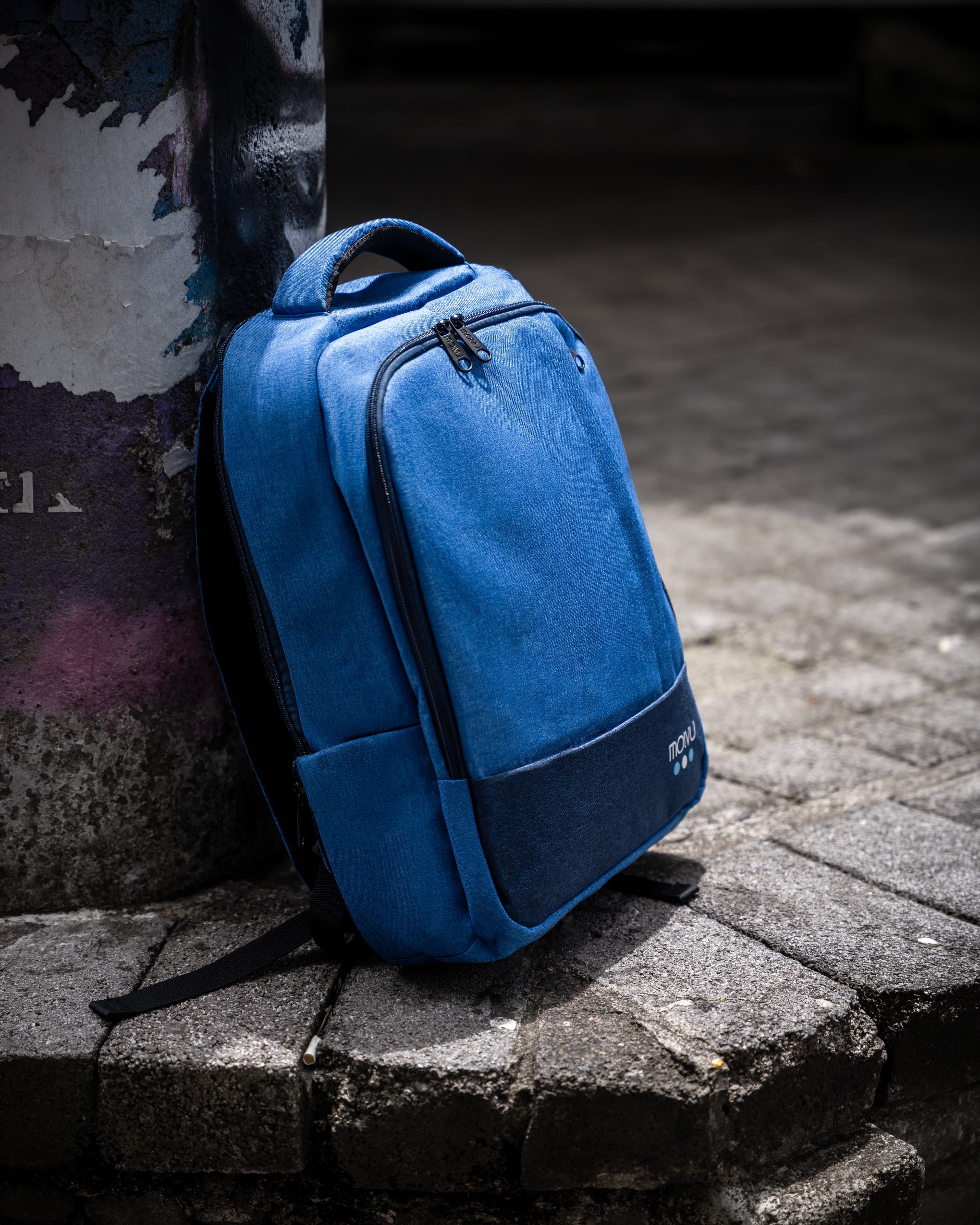 Mochila U2 Azul Celeste en uso