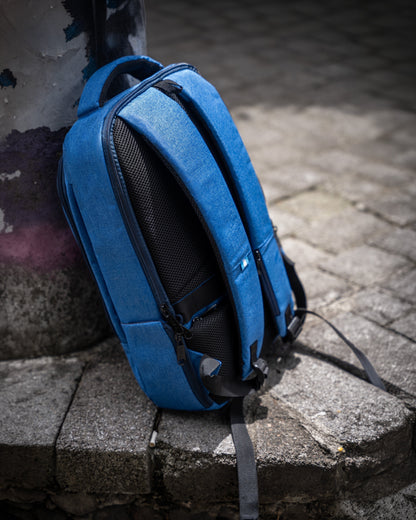 Mochila U2 Azul Celeste en uso
