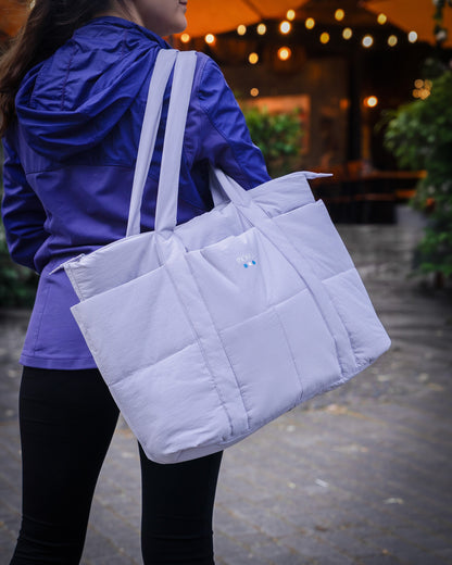 Tote Puff Lavanda en uso