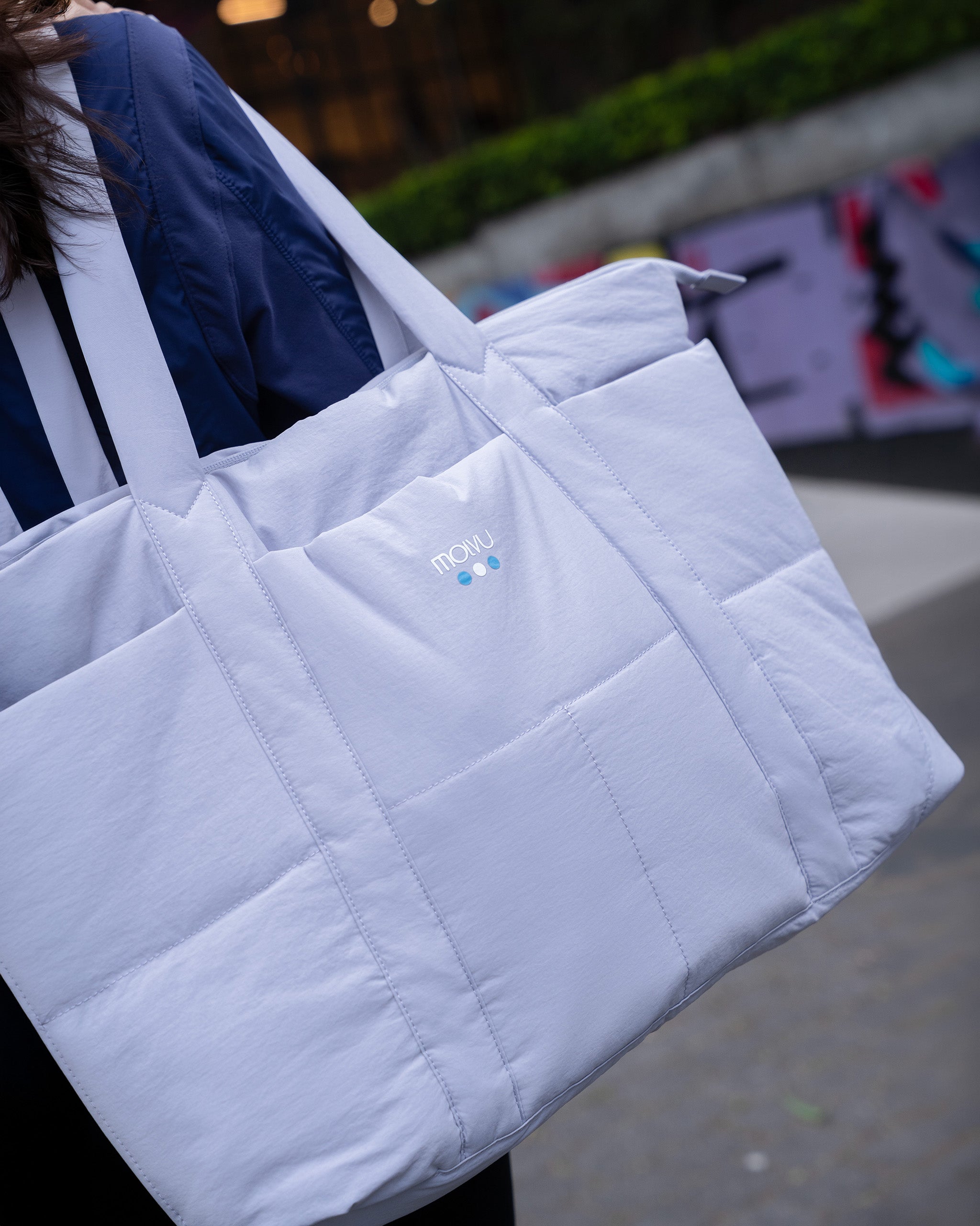 Tote Puff Lavanda en uso