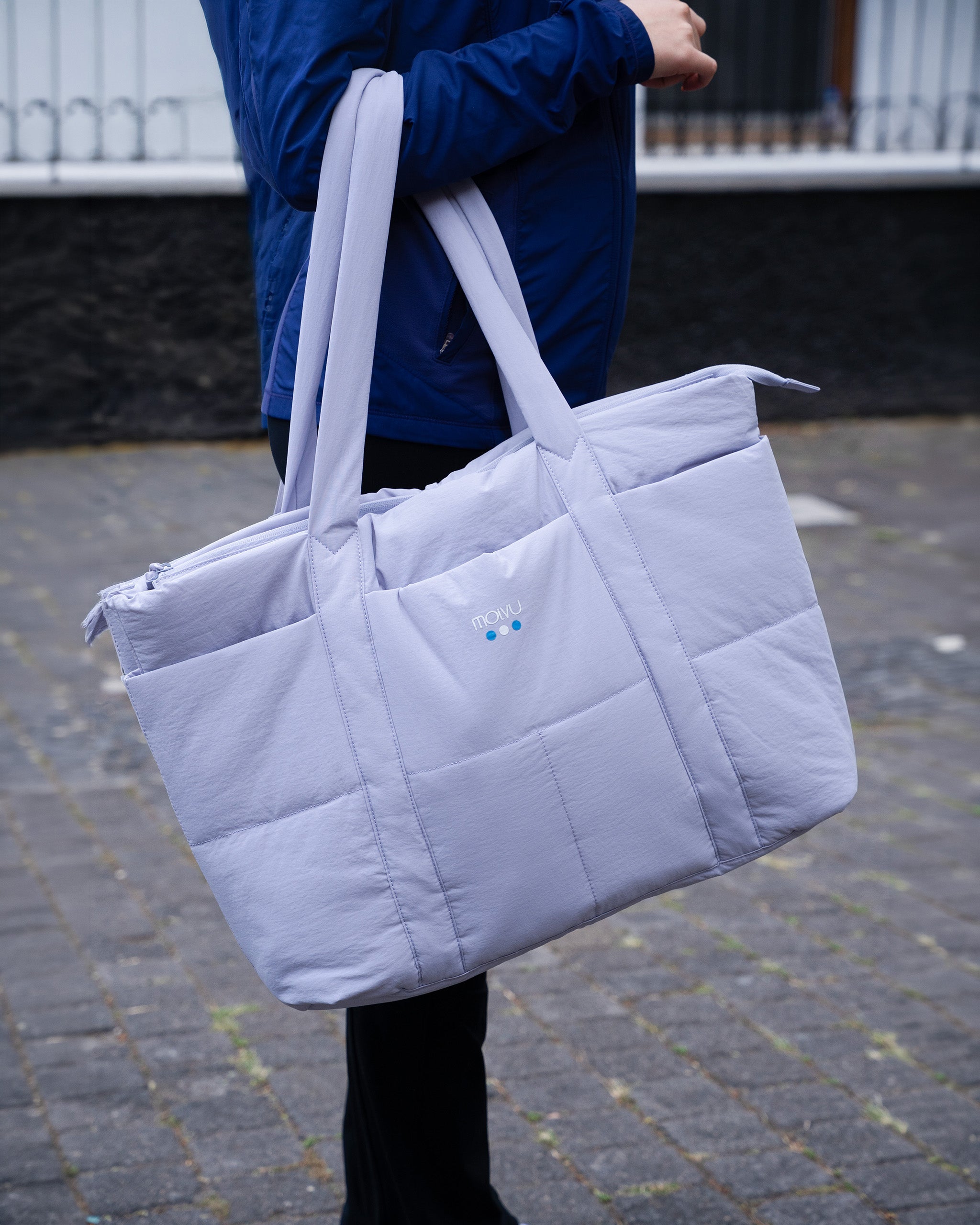 Tote Puff Lavanda en uso