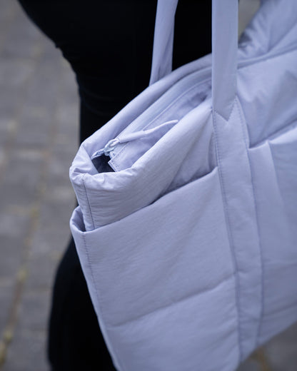 Tote Puff Lavanda en uso