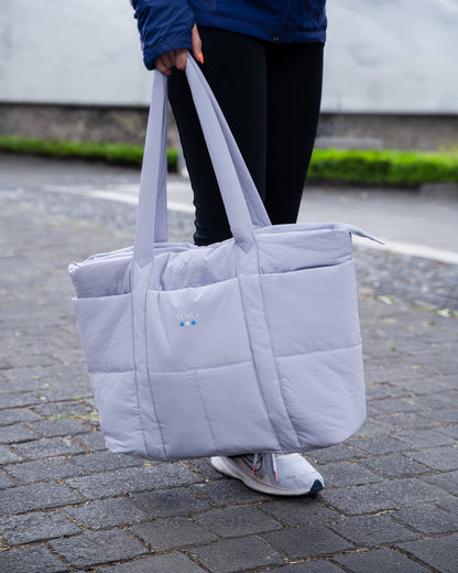 Tote Puff Lavanda en uso