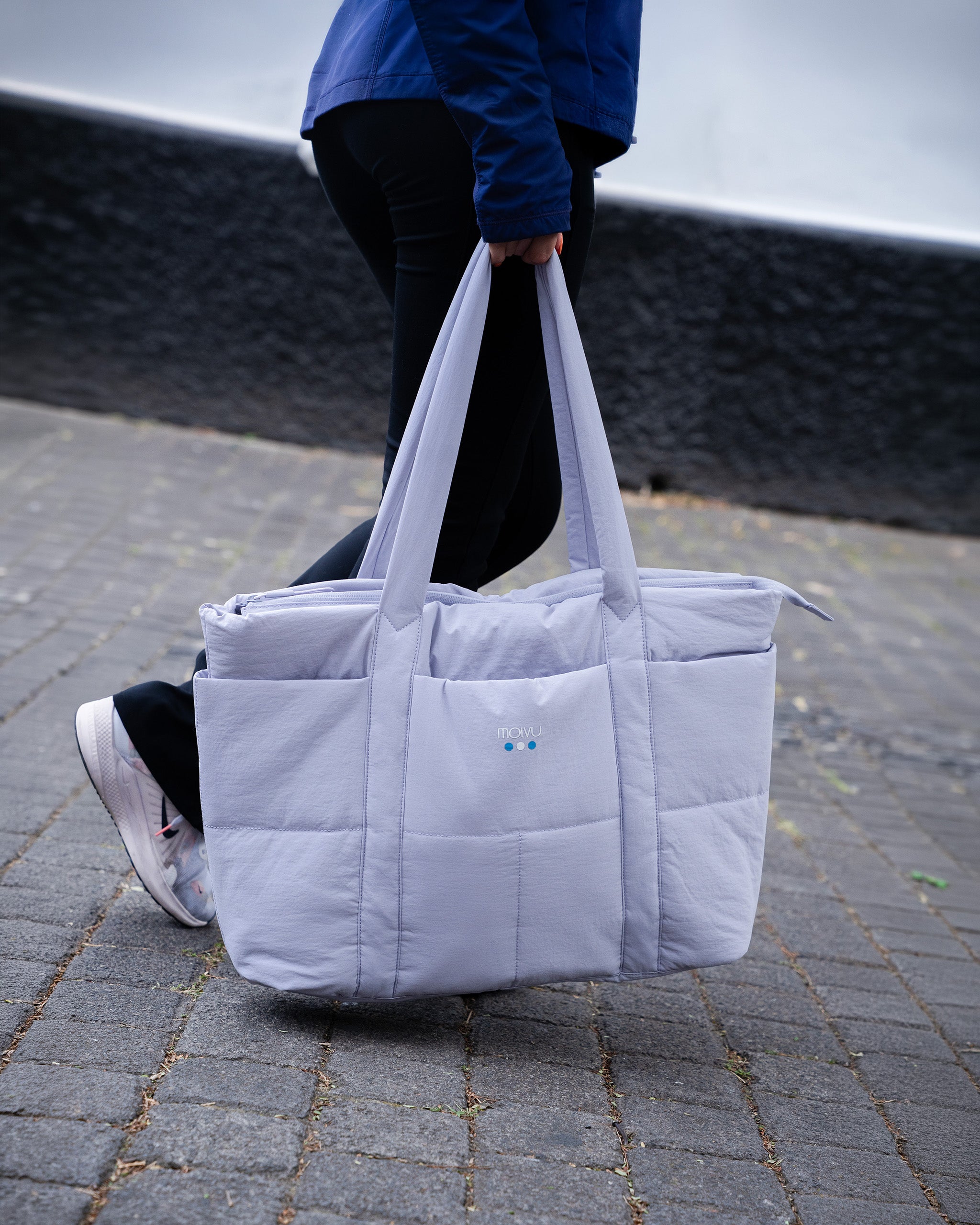 Tote Puff Lavanda en uso