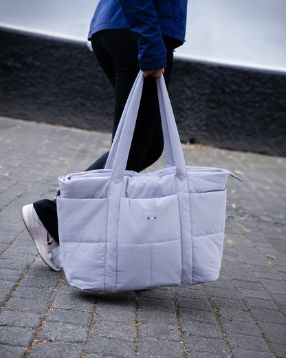 Tote Puff Lavanda en uso