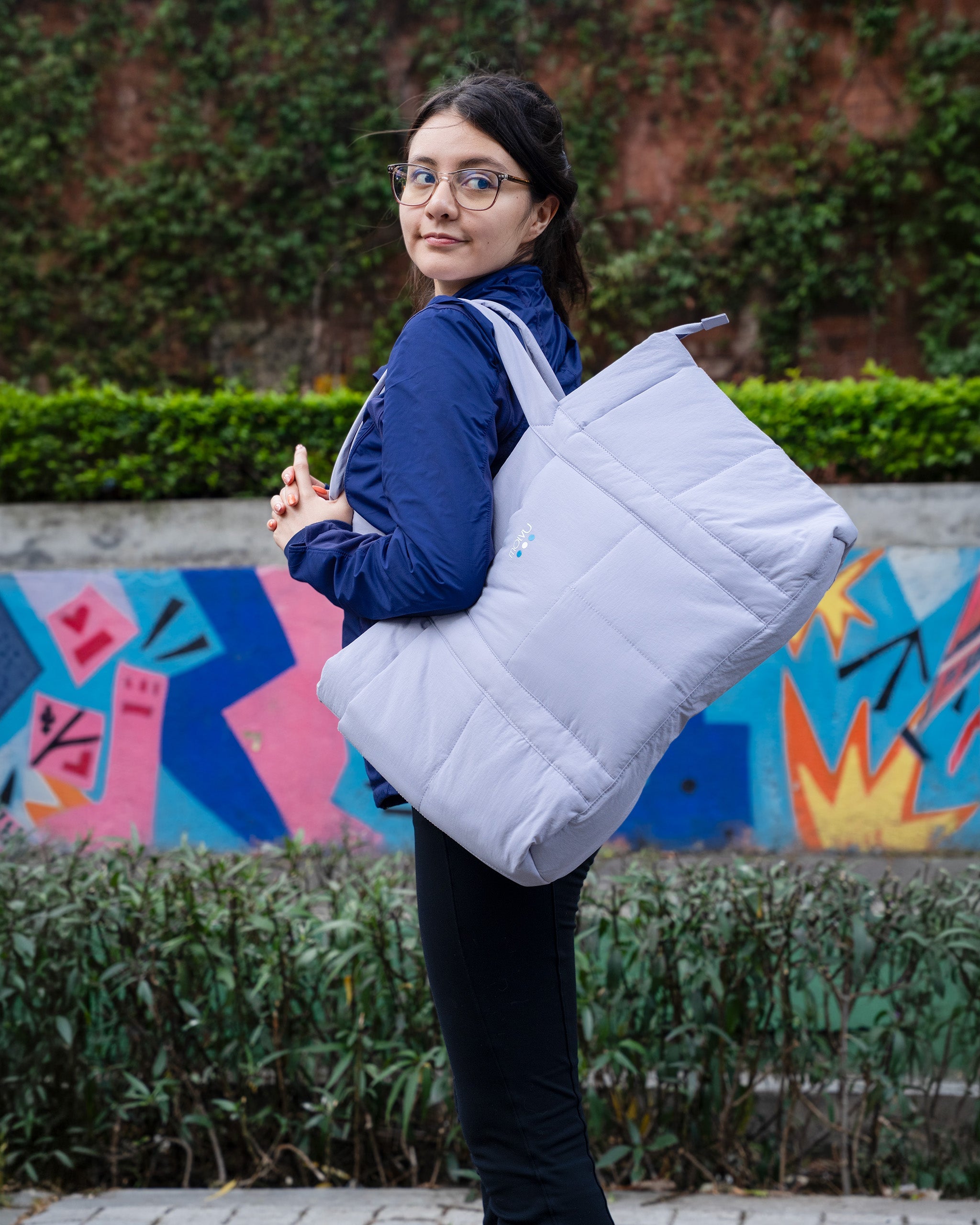Tote Puff Lavanda en uso