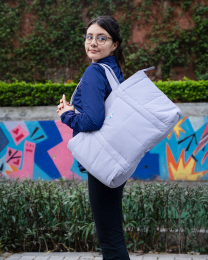 Tote Puff Lavanda en uso