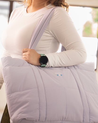 Tote Puff Lavanda en uso